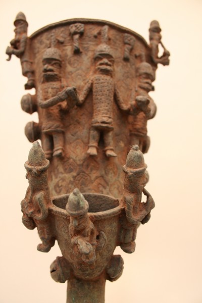  br.   Bénin (sceptre), d`afrique : Benin, statuette  br.   Bénin (sceptre), masque ancien africain  br.   Bénin (sceptre), art du Benin - Art Africain, collection privées Belgique. Statue africaine de la tribu des  br.   Bénin (sceptre), provenant du Benin, 1188/4430.Véritable sceptre royal de OBA du Bénin.en bronze.XVIeme sc.H.t.43cm.Le sceptre était sans doute posés sur une cane de chef,
car le dessous est formé d